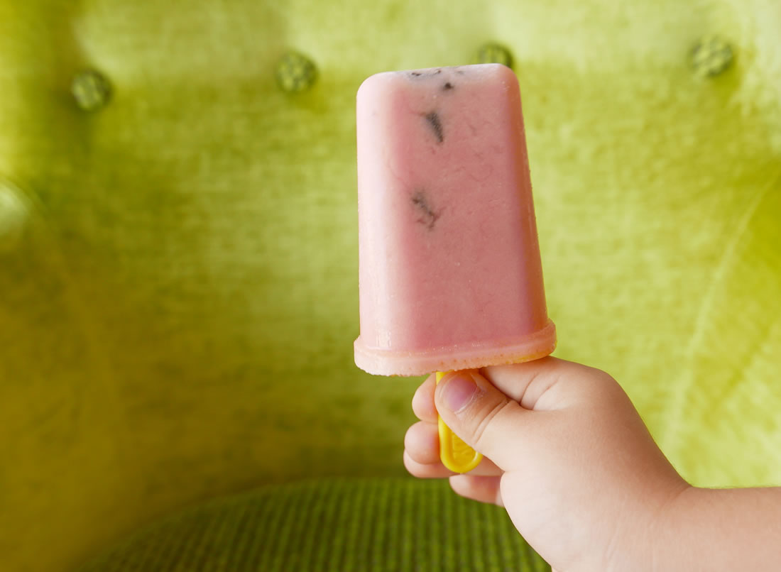 Grenadine ice pops with chocolate chips