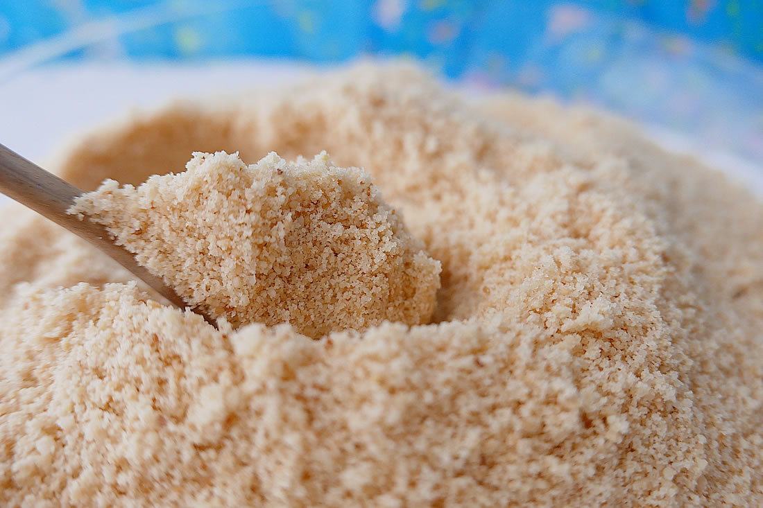 Almond praline powder