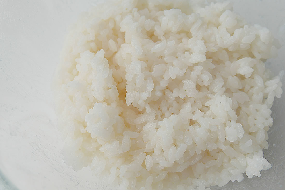 Japanese steamed rice with a rice cooker – gohan