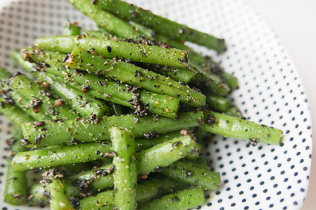 Ingen (common beans) with black sesame sauce
