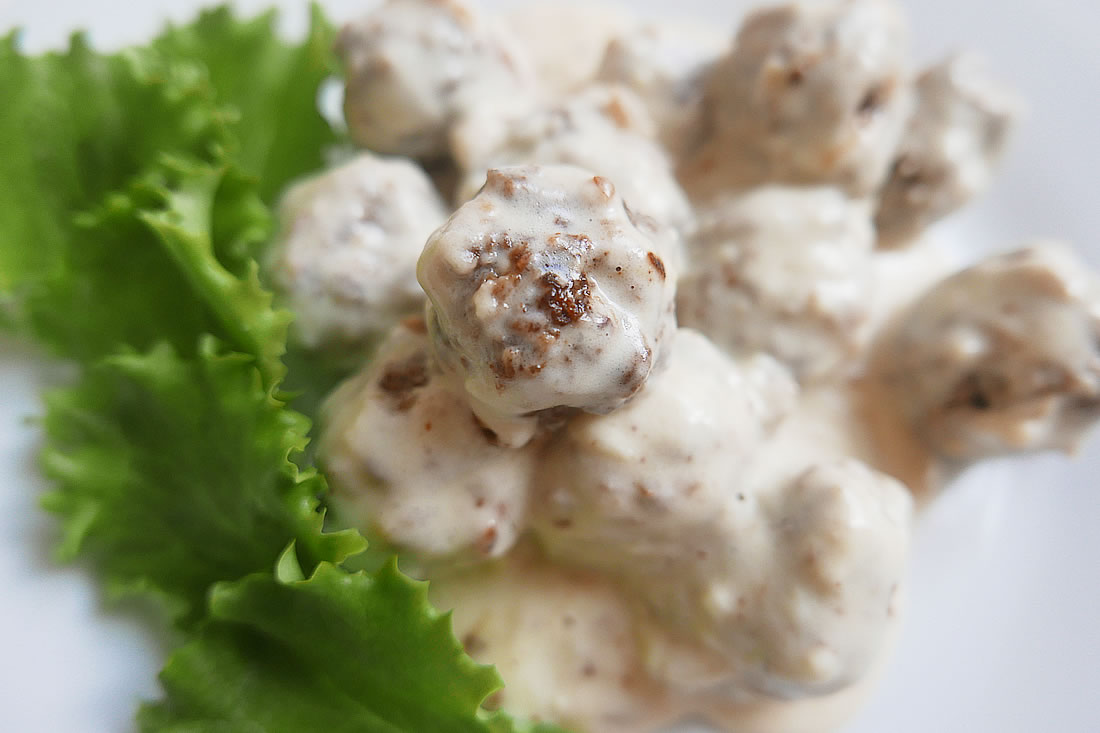 Coconut meatballs with bechamel sauce
