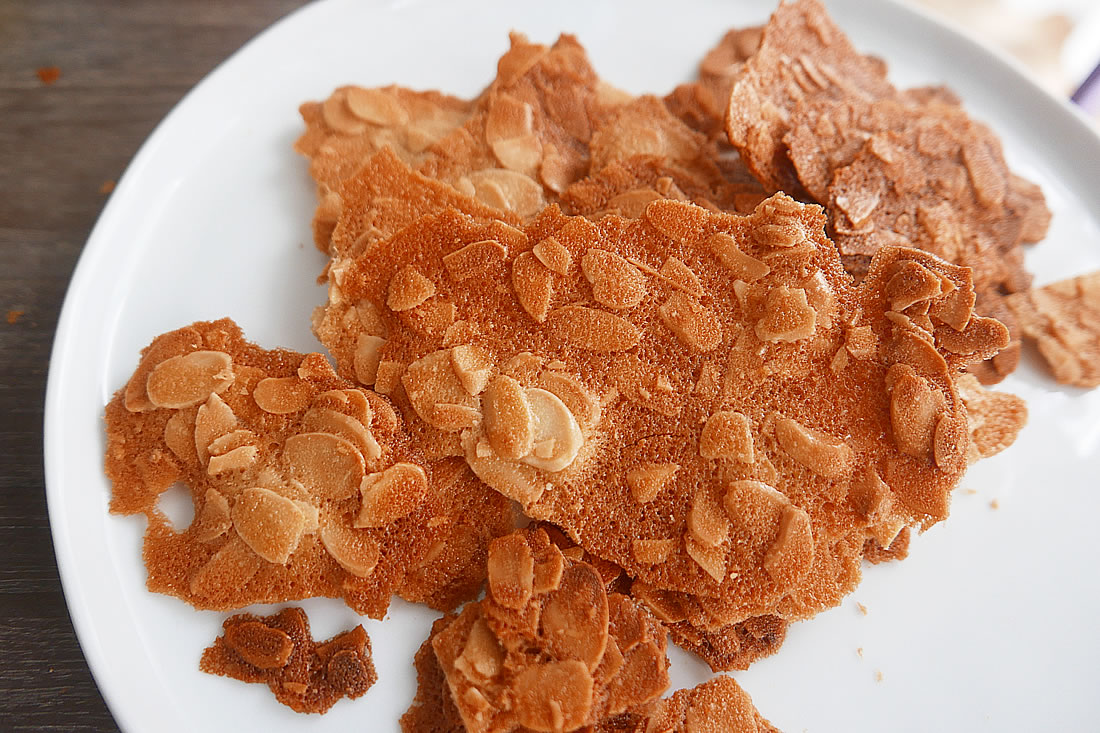 Almond tuile (Tuile aux amandes)