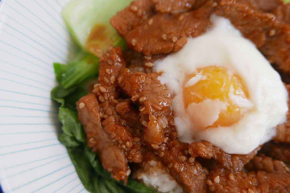 Korean-style Grilled Beef Rice bowl (Yakiniku donburi)